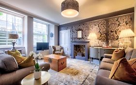 Hamilton Place - Beautiful And Central City Apartment With Private Entrance Sleeps 4